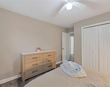 124 Bentley Parkway - Photo Thumbnail 12