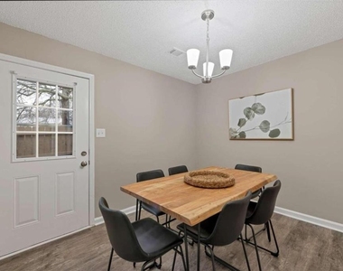 124 Bentley Parkway - Photo Thumbnail 5