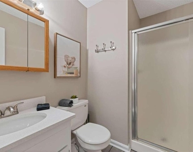 124 Bentley Parkway - Photo Thumbnail 13