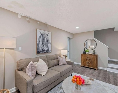 124 Bentley Parkway - Photo Thumbnail 1