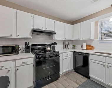 124 Bentley Parkway - Photo Thumbnail 6