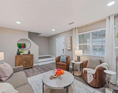124 Bentley Parkway - Photo Thumbnail 2