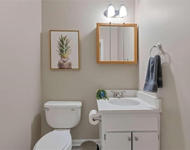 124 Bentley Parkway - Photo Thumbnail 3