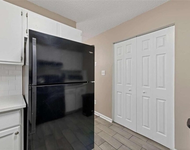 124 Bentley Parkway - Photo Thumbnail 8
