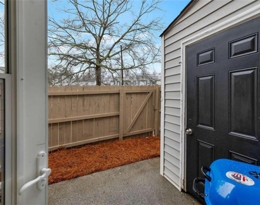 124 Bentley Parkway - Photo Thumbnail 17