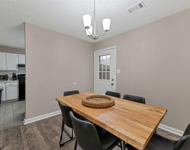 124 Bentley Parkway - Photo Thumbnail 4