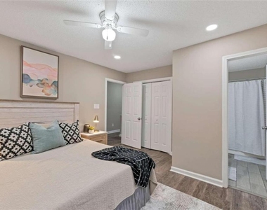 124 Bentley Parkway - Photo Thumbnail 15