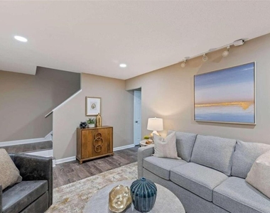 122 Bentley Parkway - Photo Thumbnail 3