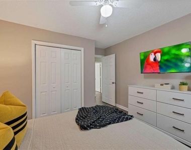 122 Bentley Parkway - Photo Thumbnail 14