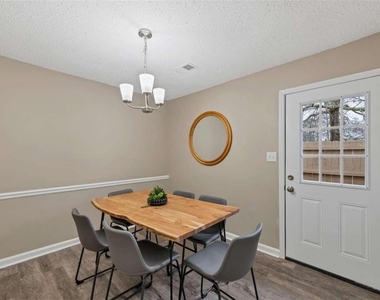 122 Bentley Parkway - Photo Thumbnail 6