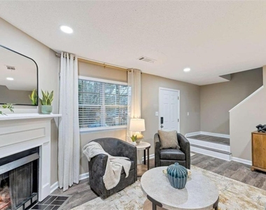 122 Bentley Parkway - Photo Thumbnail 2