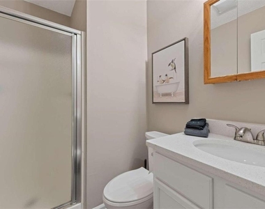 122 Bentley Parkway - Photo Thumbnail 17
