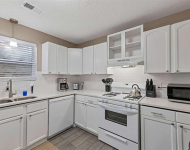 122 Bentley Parkway - Photo Thumbnail 7