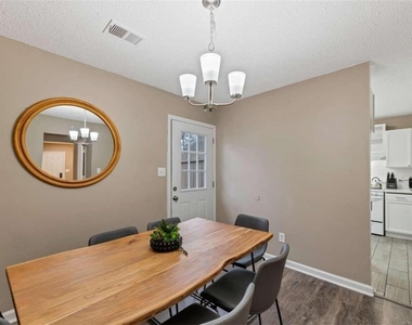 122 Bentley Parkway - Photo Thumbnail 5