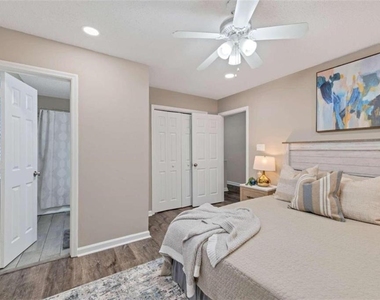 122 Bentley Parkway - Photo Thumbnail 10