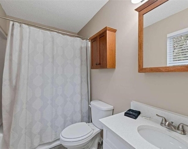 122 Bentley Parkway - Photo Thumbnail 12