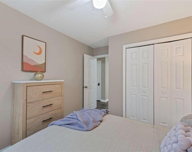 122 Bentley Parkway - Photo Thumbnail 16