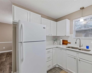 122 Bentley Parkway - Photo Thumbnail 8