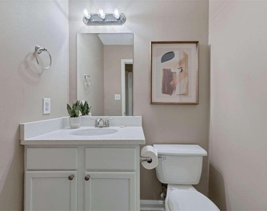 122 Bentley Parkway - Photo Thumbnail 4