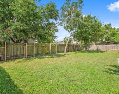 801 Forest Glen Cv - Photo Thumbnail 17