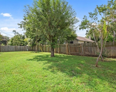 801 Forest Glen Cv - Photo Thumbnail 19