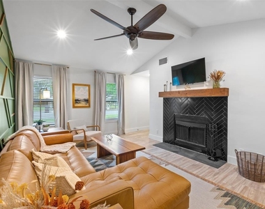 801 Forest Glen Cv - Photo Thumbnail 2
