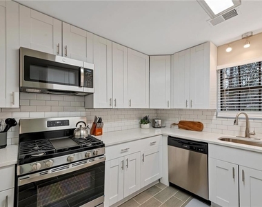 109 Bentley Parkway - Photo Thumbnail 3