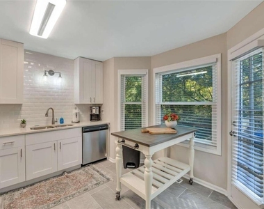 165 Bentley Parkway - Photo Thumbnail 10