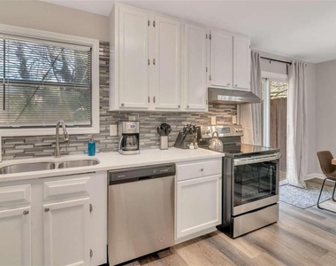2099 Valley Oaks Drive Se - Photo Thumbnail 8