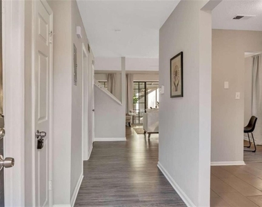 1200 Falling Water Drive Se - Photo Thumbnail 7