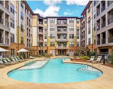 880 Glenwood Avenue - Photo Thumbnail 16