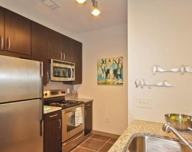 880 Glenwood Avenue - Photo Thumbnail 2