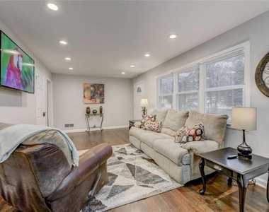 3041 Pasadena Drive - Photo Thumbnail 2
