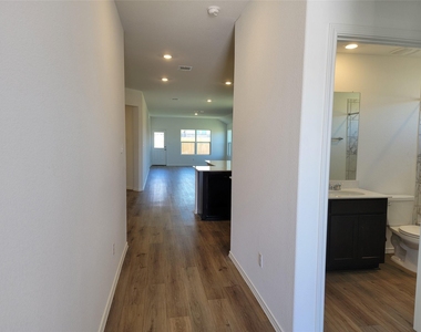 100 Montego St - Photo Thumbnail 4