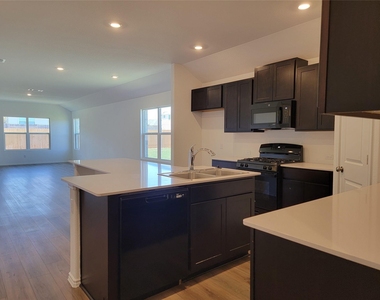 100 Montego St - Photo Thumbnail 7