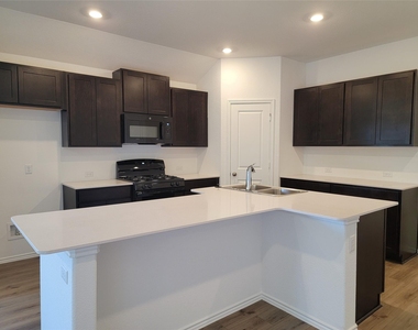 100 Montego St - Photo Thumbnail 8