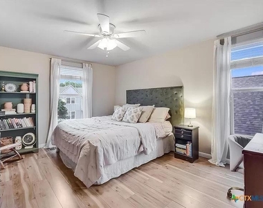 305 Trestle Tree St - Photo Thumbnail 8