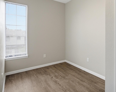 611 Carpenter Ave - Photo Thumbnail 9