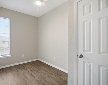 611 Carpenter Ave - Photo Thumbnail 8