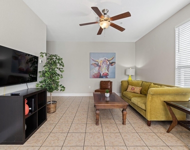 2215 Katy Lane - Photo Thumbnail 2