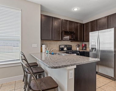 2215 Katy Lane - Photo Thumbnail 11
