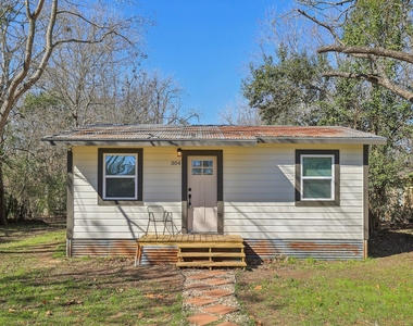 304 Harris St - Photo Thumbnail 4