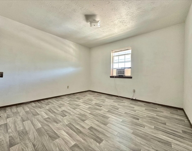 302 Calhoun Dr - Photo Thumbnail 3