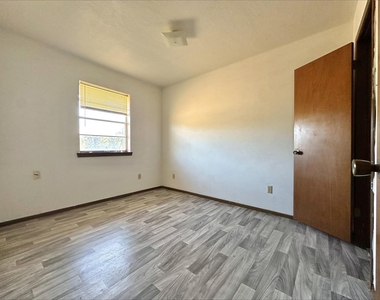 302 Calhoun Dr - Photo Thumbnail 2
