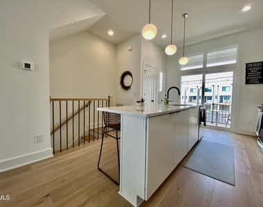 629 N Queen Street - Photo Thumbnail 15