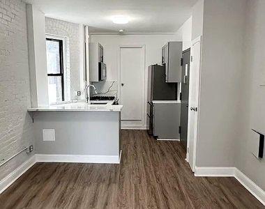 Tenth Avenue - Photo Thumbnail 6