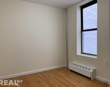 E 80th St - Photo Thumbnail 3