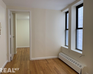 E 80th St - Photo Thumbnail 4