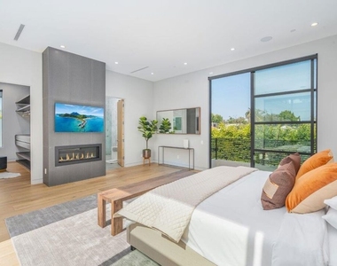 346 N Kings Road - Photo Thumbnail 27