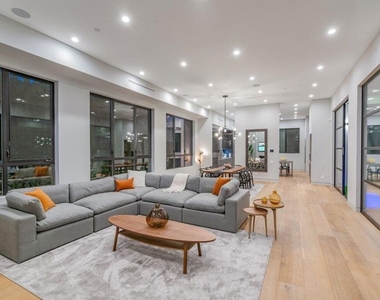 346 N Kings Road - Photo Thumbnail 2